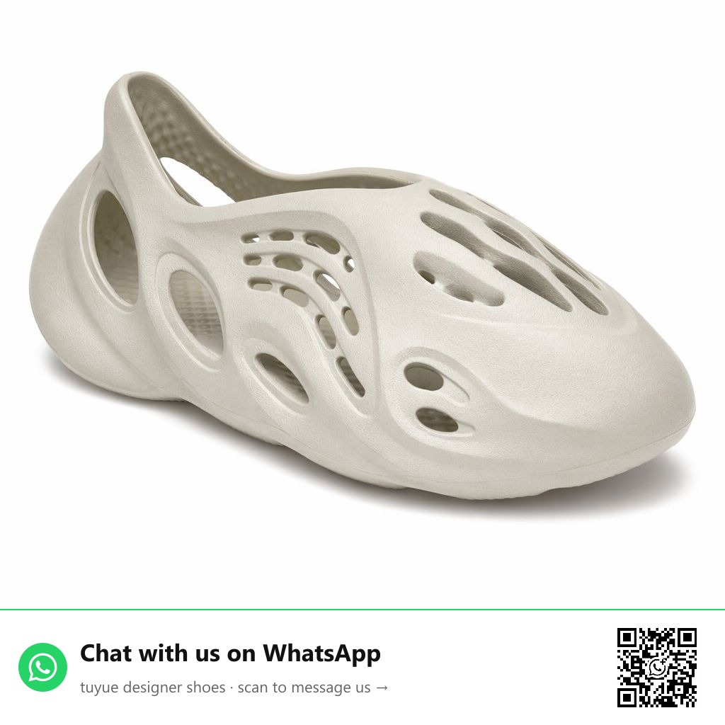 Sculpted Foam Clog Runner · Sand